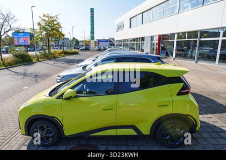 Neu eröffneter chinesischer Autohersteller BYD-Händlerbetrieb mit geparkten Autos vor der Tür Stockfoto