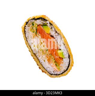 Köstliches Sushi-Brötchen gefüllt mit Lachs und Avocado, überzogen mit knusprigem Tempura Stockfoto