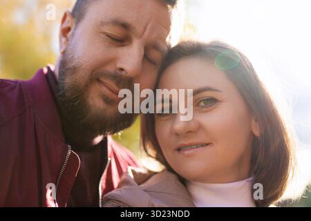 Nahaufnahme einer glücklichen traditionellen Familie mit einem Lächeln im Gesicht, Ehemann mit geschlossenen Augen Stockfoto