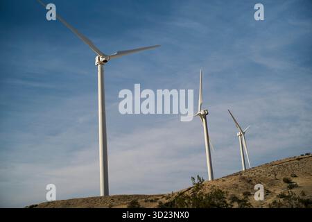 Drei Windräder stehen hoch auf einem Hügel unter klarem blauen Himmel. Kalifornien, USA Stockfoto