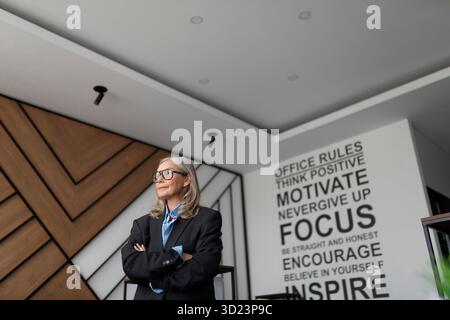 Porträt einer erfolgreichen, zielgerichteten erwachsenen Geschäftsfrau vor dem Hintergrund eines modernen Büros. Steuerverwaltung Für Geschäftsrechnungen Stockfoto