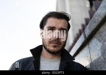 Porträt eines müden depressiven Mannes draußen Stockfoto