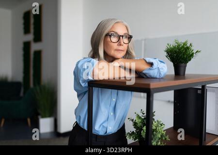 Porträt der Geschäftsfrau nachdenklicher Ausdruck im Büro. Professionelle Buchhalterin, Die Buchhaltungsfinanzen In Übernimmt Stockfoto