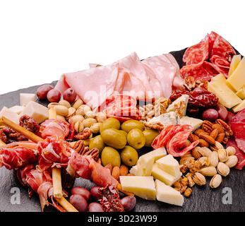 Herrliche Auswahl an Wurstwaren mit Käse und Nüssen zum Teilen Stockfoto