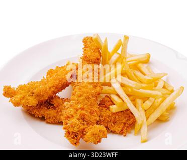 Knusprig gebratene Hähnchenstreifen mit goldenen Pommes frites auf einem weißen Teller Stockfoto