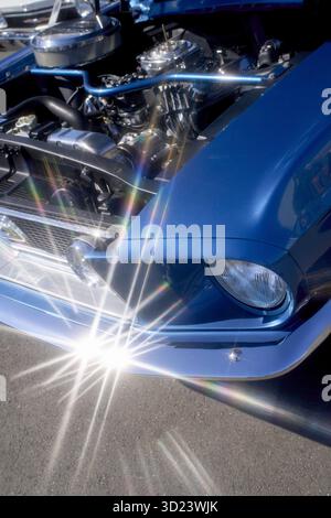 Nahaufnahme eines klassischen blauen Autolenkraftwerks mit glänzenden Metallteilen und Linsenreflexionen. Tokio, Japan Stockfoto