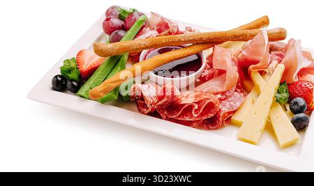Exquisite Gourmet-Platte mit verschiedenen Aufschnitten, Käse und Früchten Stockfoto