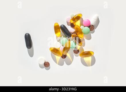 Verschiedene Vitamine und Pillen auf weißem Hintergrund mit natürlichen Schatten Stockfoto