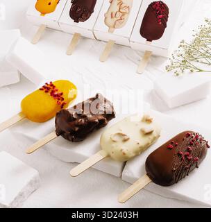 Verschiedene gefrorene Desserts auf weißem Hintergrund in der Küche Stockfoto