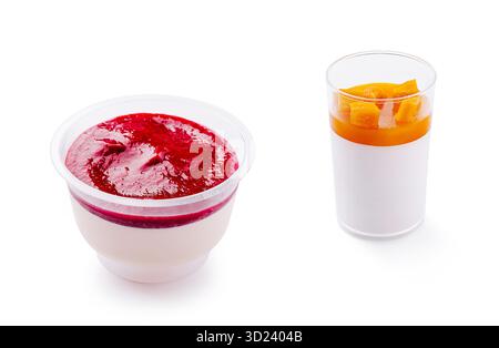Köstliche Himbeer-Panna-Cotta serviert in einem klaren Plastikbecher Stockfoto