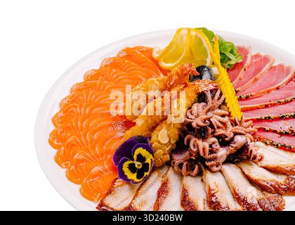 Verschiedene Sashimi-Platten mit Fisch, Gemüse und Beilagen Stockfoto