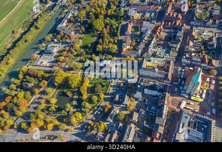 Luftbild, City und evang. Pauluskirche und Pädagogisches Zentrum, Wochenmarkt auf dem Marktplatz, Gymnasium Hammonense und Wassersportzentrum, Nordringpark mit herbstlichen Bäumen, Mitte, Hamm, Ruhrgebiet, Nordrhein-Westfalen, Deutschland ACHTUNGxMINDESTHONORARx60xEURO *** Luftansicht, Pauluskirche und Pädagogisches Zentrum, Wochenmarkt auf dem Marktplatz, Gymnasium Hammonense und Wassersportzentrum, Nordringpark mit herbstlichen Bäumen, Mitte, Hamm, Ruhrgebiet, Nordrhein Westfalen, Deutschland ACHTUNGxMINDESTHONORARx60xEURO Stockfoto