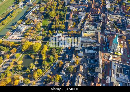 Luftbild, City und evang. Pauluskirche und Pädagogisches Zentrum, Wochenmarkt auf dem Marktplatz, Gymnasium Hammonense und Wassersportzentrum, Nordringpark mit herbstlichen Bäumen, Mitte, Hamm, Ruhrgebiet, Nordrhein-Westfalen, Deutschland ACHTUNGxMINDESTHONORARx60xEURO *** Luftansicht, Pauluskirche und Pädagogisches Zentrum, Wochenmarkt auf dem Marktplatz, Gymnasium Hammonense und Wassersportzentrum, Nordringpark mit herbstlichen Bäumen, Mitte, Hamm, Ruhrgebiet, Nordrhein Westfalen, Deutschland ACHTUNGxMINDESTHONORARx60xEURO Stockfoto
