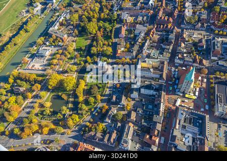 Luftbild, City und evang. Pauluskirche und Pädagogisches Zentrum, Wochenmarkt auf dem Marktplatz, Gymnasium Hammonense und Wassersportzentrum, Nordringpark mit herbstlichen Bäumen, Mitte, Hamm, Ruhrgebiet, Nordrhein-Westfalen, Deutschland ACHTUNGxMINDESTHONORARx60xEURO *** Luftansicht, Pauluskirche und Pädagogisches Zentrum, Wochenmarkt auf dem Marktplatz, Gymnasium Hammonense und Wassersportzentrum, Nordringpark mit herbstlichen Bäumen, Mitte, Hamm, Ruhrgebiet, Nordrhein Westfalen, Deutschland ACHTUNGxMINDESTHONORARx60xEURO Stockfoto