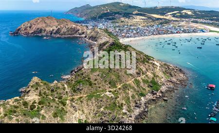 Panoramablick auf die Halbinsel EO Gio und das Fischerdorf Quy Nhon, Vietnam Stockfoto