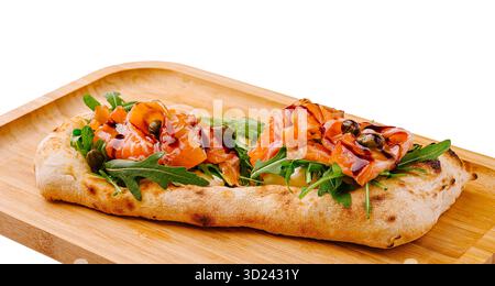 Frisches Fladenbrot mit Räucherlachs und Rucola auf Holzbrett Stockfoto