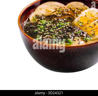 Köstliche Schüssel mit wohltuender Nudelsuppe mit Eiern und Kräutern Stockfoto
