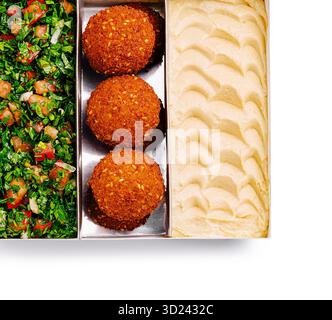 Köstliche mediterrane Dinner Box mit Falafel, Hummus und Salat Stockfoto