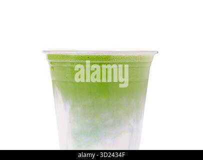 Köstliches kaltes Matcha-Getränk, das im Sommer in einer klaren Tasse serviert wird Stockfoto