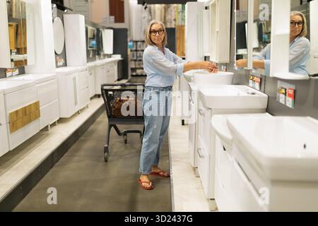 Kaufen Sie tagsüber in einem Geschäft für Heimwerkerbedarf Stockfoto