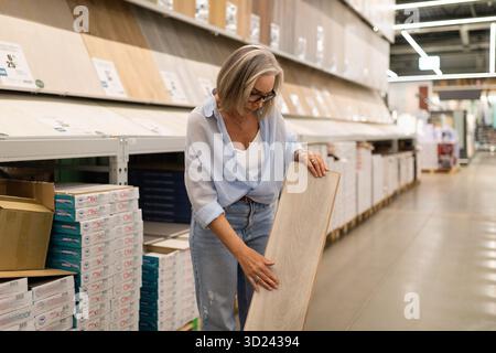 Erkunden Sie die Bodenoptionen in einem Geschäft für Heimwerkerbedarf am Nachmittag Stockfoto