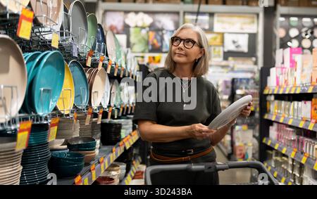 Nachmittags mit einer fröhlichen Frau in einem Geschäft für Haushaltswaren einkaufen Stockfoto