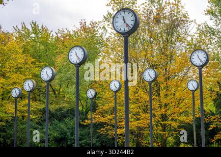 Die Kunstinstallation Zeitfeld im Volksgarten Park in Düsseldorf-Oberbilk, bestehend aus insgesamt 24 auf 6 Meter Höhe montierten Bahnhofsuhren Stockfoto
