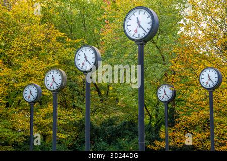 Die Kunstinstallation Zeitfeld im Volksgarten Park in Düsseldorf-Oberbilk, bestehend aus insgesamt 24 auf 6 Meter Höhe montierten Bahnhofsuhren Stockfoto