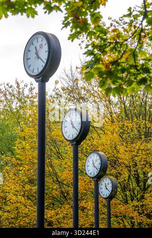 Die Kunstinstallation Zeitfeld im Volksgarten Park in Düsseldorf-Oberbilk, bestehend aus insgesamt 24 auf 6 Meter Höhe montierten Bahnhofsuhren Stockfoto
