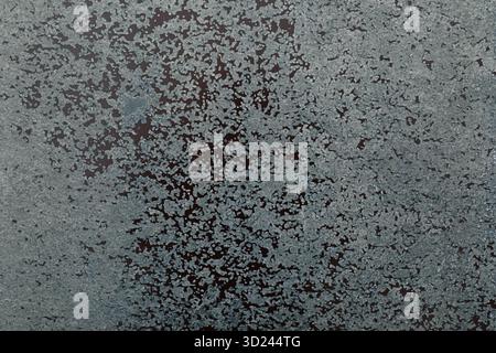 Abstrakter, strukturierter Hintergrund mit grauen Partikeln auf einer dunklen Oberfläche, die die Muster der Natur zeigt Stockfoto