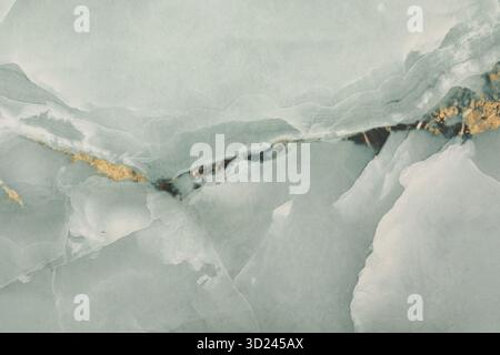 Atemberaubende Nahaufnahme des hellgrünen, durchscheinenden Steins mit dunklen Linien und goldenen Adern, die natürliche Schönheit und Textur zeigen Stockfoto