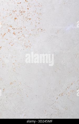 Die hellgraue strukturierte Oberfläche zeigt natürliche Muster und subtile Mängel in der Innenbeleuchtung Stockfoto