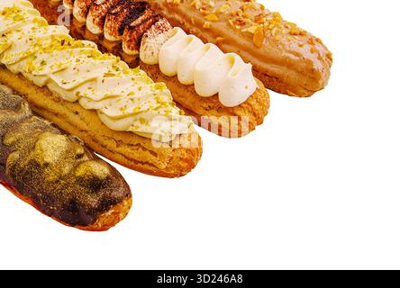 In einem Dessertgeschäft wird eine köstliche Auswahl an Gebäck angeboten Stockfoto