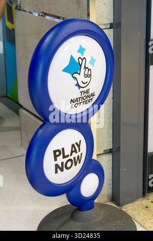 Aus nächster Nähe ein bodenstehendes Stück, das National Lottery Schild vor einem britischen Ladeneingang. Stockfoto