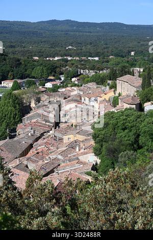 Blick aus der Luft oder Hochwinkel auf Jouques, eine Siedlung in Linear Village, die entlang der Hauptstraße oder der Grand Rue in der Provence Frankreich gebaut wurde Stockfoto