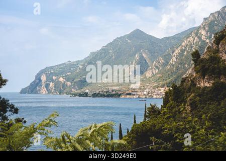 Luftaufnahme der Stadt Limone sul Garda am Gardasee, Italien. Malerische Sommerlandschaft mit grünen Bergen, blauem Wasser und mediterraner Architektur. Stockfoto