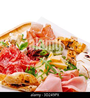Köstliche Wurstplatte mit einer Vielzahl von Aufschnitt- und Käsesorten Stockfoto