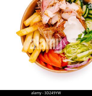 Köstliche Mischung aus gegrilltem Huhn, frischem Gemüse und Pommes Frites in einer Schüssel Stockfoto
