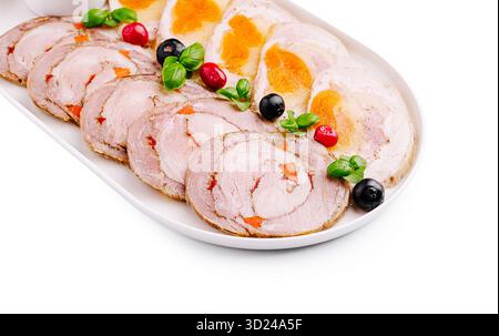 Kulinarische Platte mit herzhaftem Rollfleisch mit bunten Beilagen Stockfoto