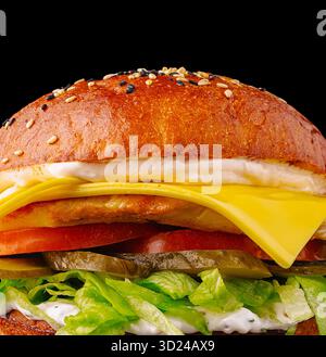 Leckerer Cheeseburger mit frischen Zutaten in gemütlicher, dunkler Atmosphäre Stockfoto