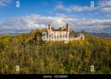 Aus der Vogelperspektive die Burg Auerbach auf einem Hügel, umgeben von einem Meer aus grünen und goldenen Bäumen, unter einem teilweise bewölkten Himmel, Bensheim, He Stockfoto