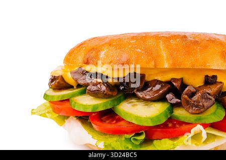 Köstliches vegetarisches Sandwich mit Pilzen und frischem Gemüse auf einem Brötchen Stockfoto