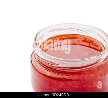 Hausgemachte scharfe Chili-Sauce im Glas bereit für kulinarische Abenteuer Stockfoto