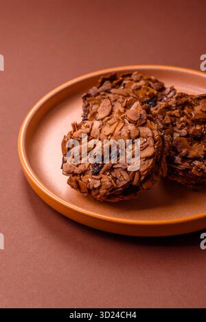 Schokoladen-Chip-Cookies mit karamelisierten Nüssen, ein gesunder süßer Snack. Nusskekse Stockfoto