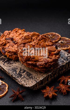 Schokoladen-Chip-Cookies mit karamelisierten Nüssen, ein gesunder süßer Snack. Nusskekse Stockfoto