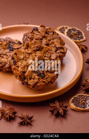 Schokoladen-Chip-Cookies mit karamelisierten Nüssen, ein gesunder süßer Snack. Nusskekse Stockfoto