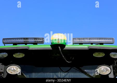 Starfire GPS-Empfänger auf dem Dach des John Deere 7310R Traktors. Hochgenaue GPS-Führung mithilfe von Satellitenkorrektursignalen. Salo, FI. Juni 2024. Stockfoto
