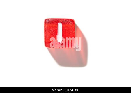 Minimalistischer roter Würfel mit weißer Linie auf weißem Hintergrund: Modernes Design Stockfoto