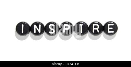 Inspirieren Sie ein Wort mit schwarzen Buchstaben auf weißem Hintergrund zur Motivation Stockfoto
