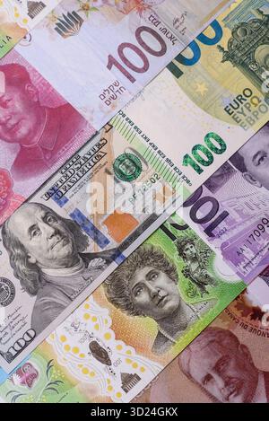 Papiergeld, Banknoten verschiedener Länder als geschäftlicher Hintergrund. Papiergeld und Bargeld Stockfoto